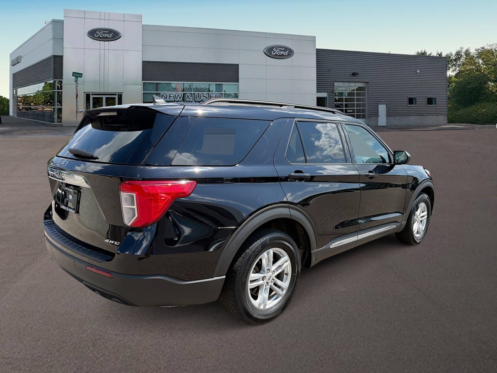 Used 2023 Ford Explorer XLT AWD/4WD image 9