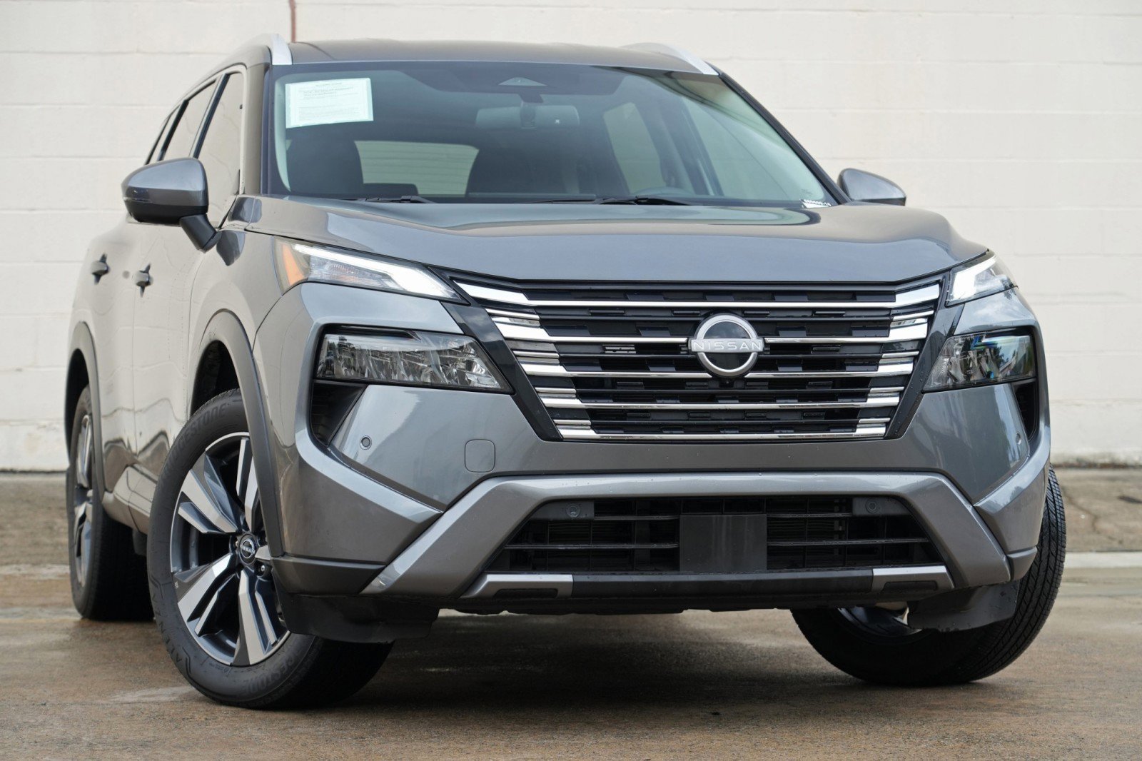 Used 2024 Nissan Rogue SL FWD image 2