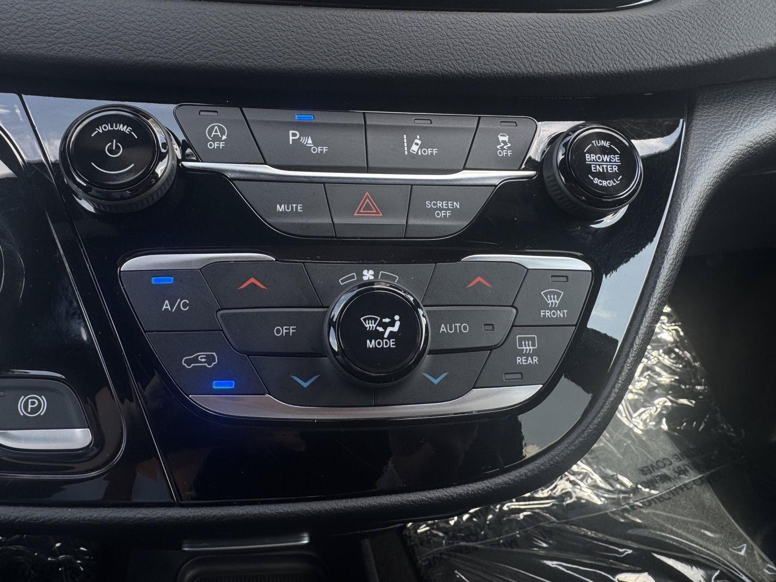 Used 2025 Chrysler Pacifica Select FWD image 21
