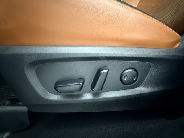 Used 2024 Nissan Pathfinder Platinum w/ Black Appearance Package FWD image 17