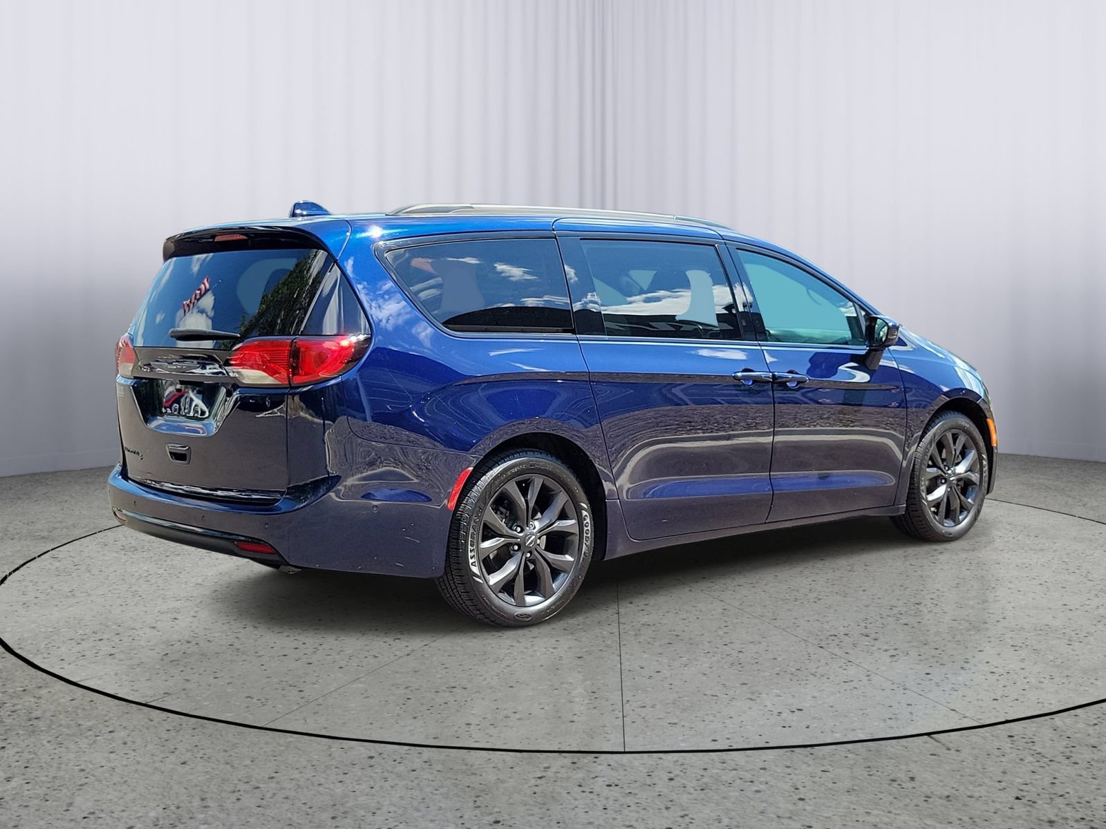 Used 2018 Chrysler Pacifica Touring-L Plus w/ Advanced Safetytec Group FWD image 3