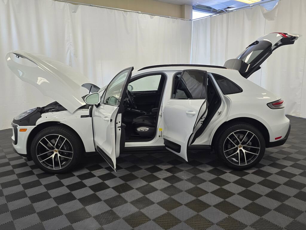 Certified 2024 Porsche Macan image 13