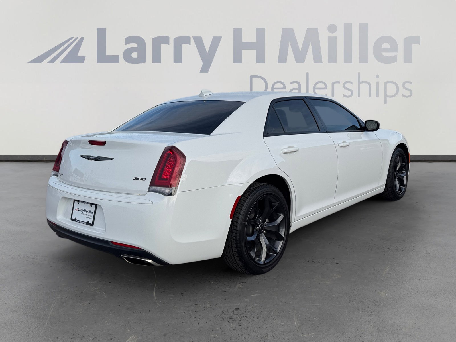 Used 2023 Chrysler 300 Touring w/ Sport Appearance Package image 5
