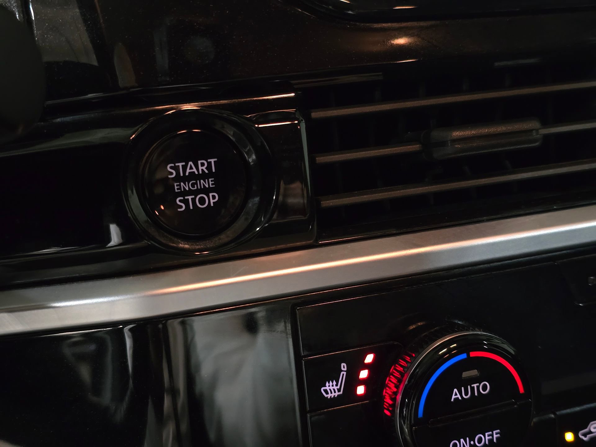 Used 2025 Nissan Pathfinder SL image 28