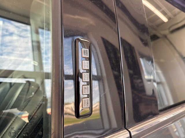 Used 2018 Ford F150 Platinum w/ Equipment Group 701A Luxury AWD/4WD image 3