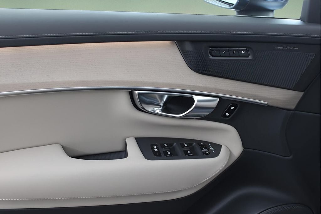 New 2026 Volvo XC90 B6 Plus w/ Protection Package Premier AWD/4WD image 19