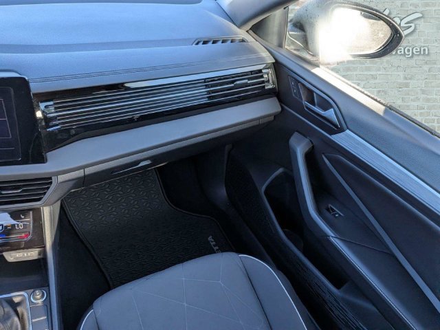 Certified 2025 Volkswagen Jetta Sport FWD image 16