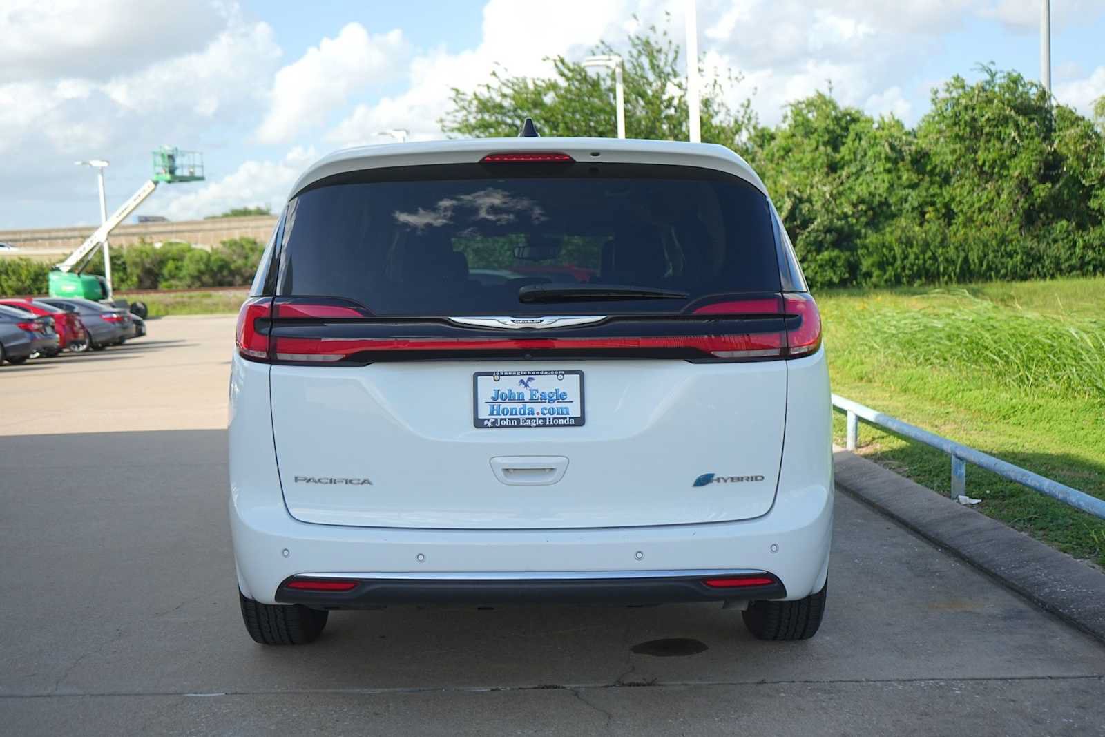 Used 2024 Chrysler Pacifica Limited FWD image 5