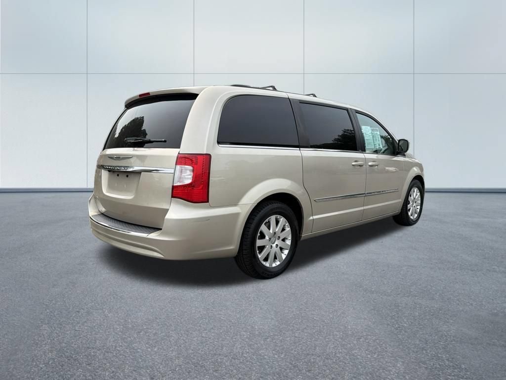 Used 2013 Chrysler Town & Country Touring FWD image 5