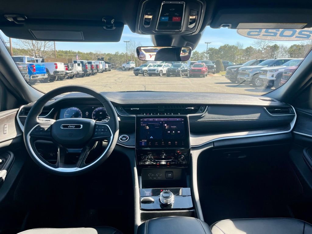 Used 2025 Jeep Grand Cherokee Limited w/ Black Appearance Package image 23