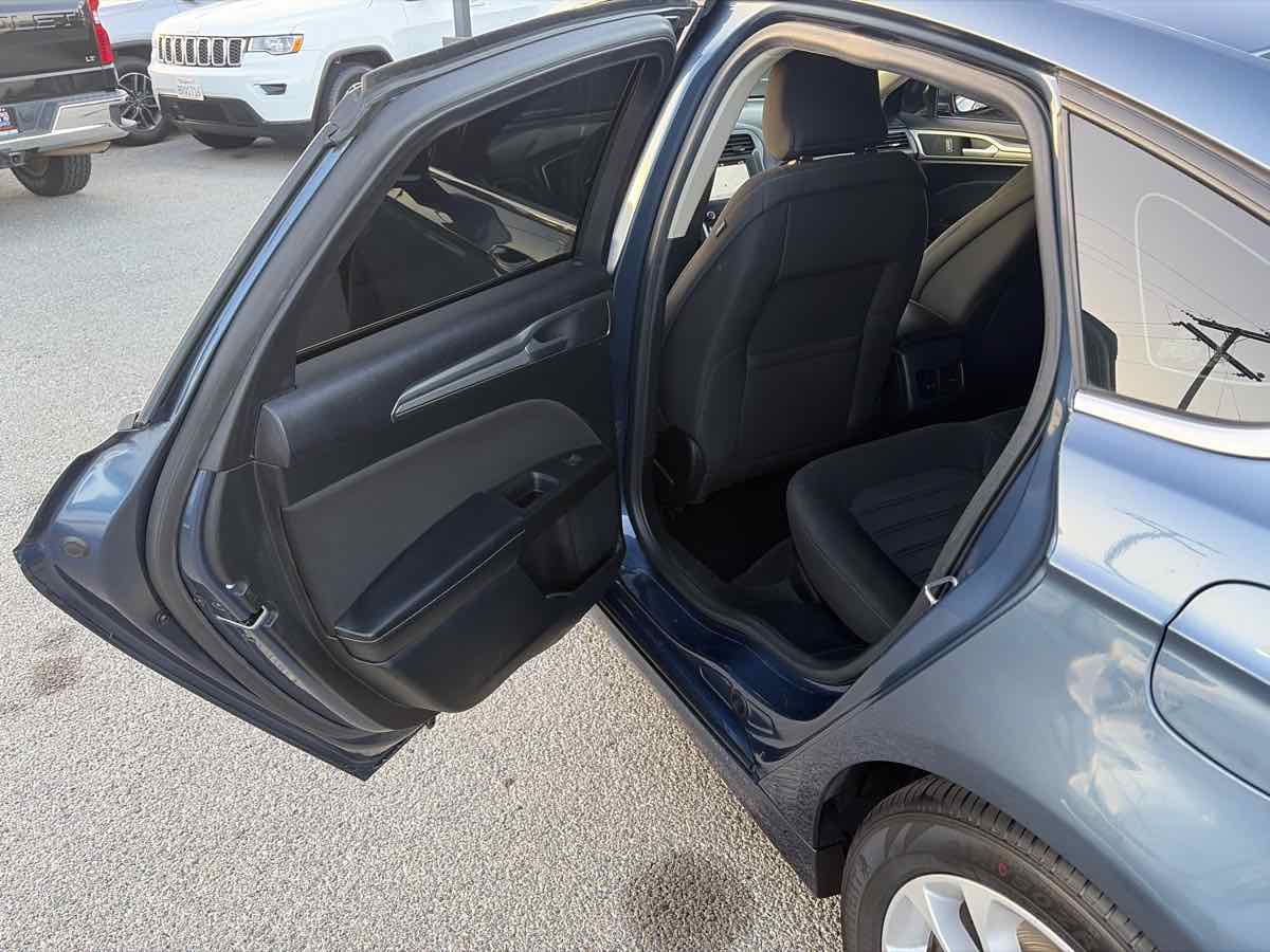 Used 2019 Ford Fusion SE FWD image 11