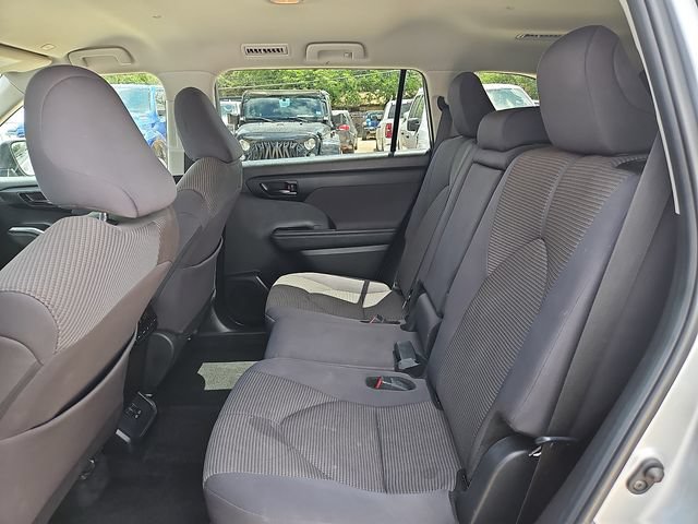 Used 2024 Toyota Highlander LE AWD/4WD image 11