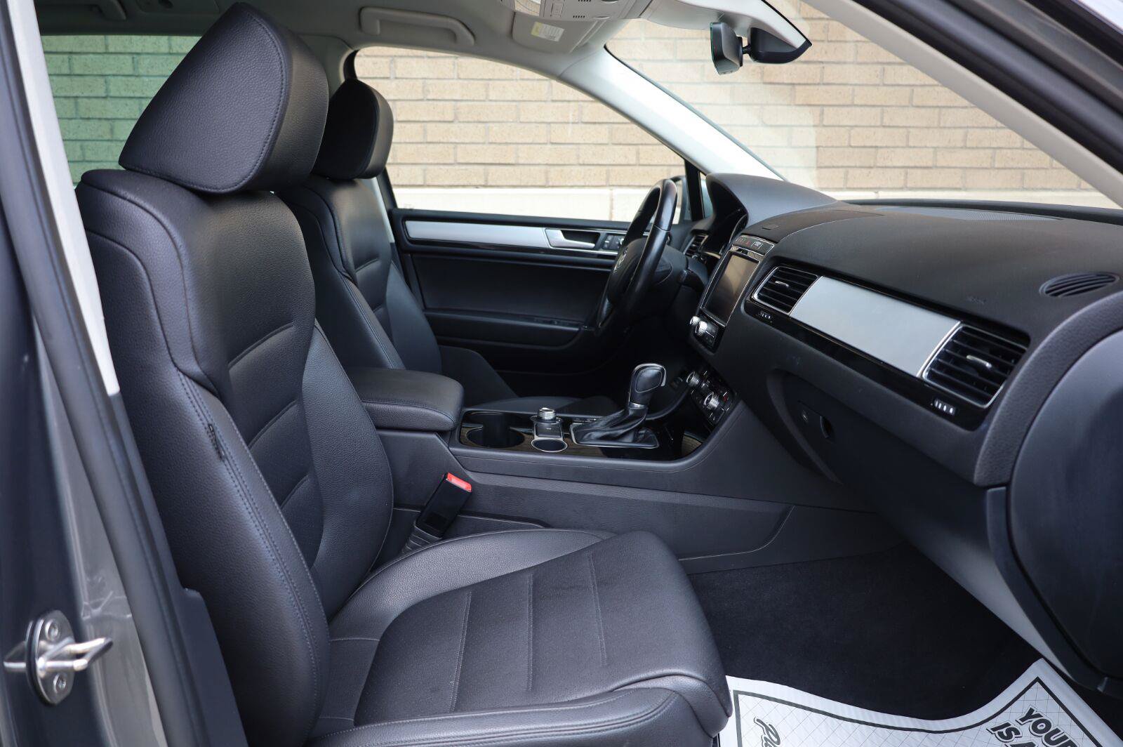 Used 2017 Volkswagen Touareg Sport AWD/4WD image 24