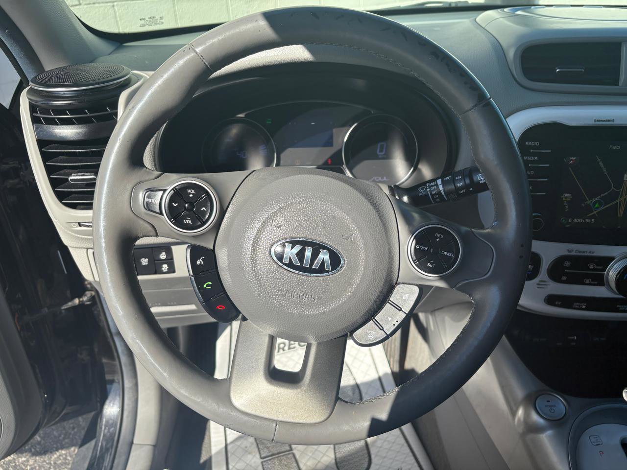 Used 2017 Kia Soul EV + image 4