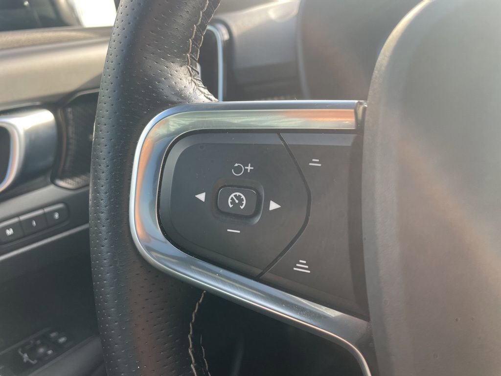 Used 2021 Volvo XC40 T5 R-Design w/ Advanced Package image 38