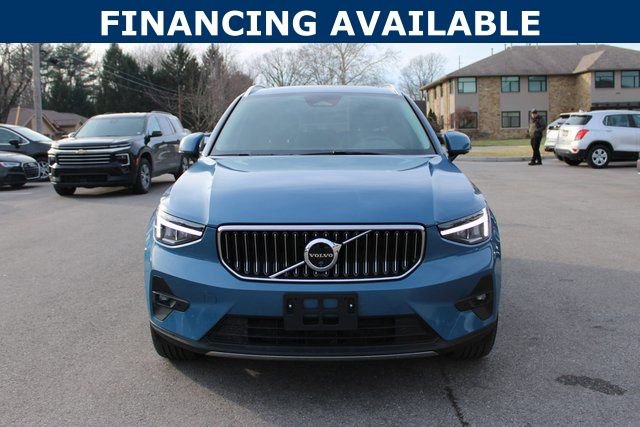 Used 2025 Volvo XC40 B5 Plus image 3