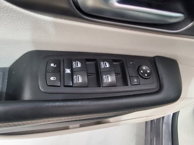 Used 2020 Chrysler Pacifica Touring-L Plus w/ Advanced Safetytec Group FWD image 17