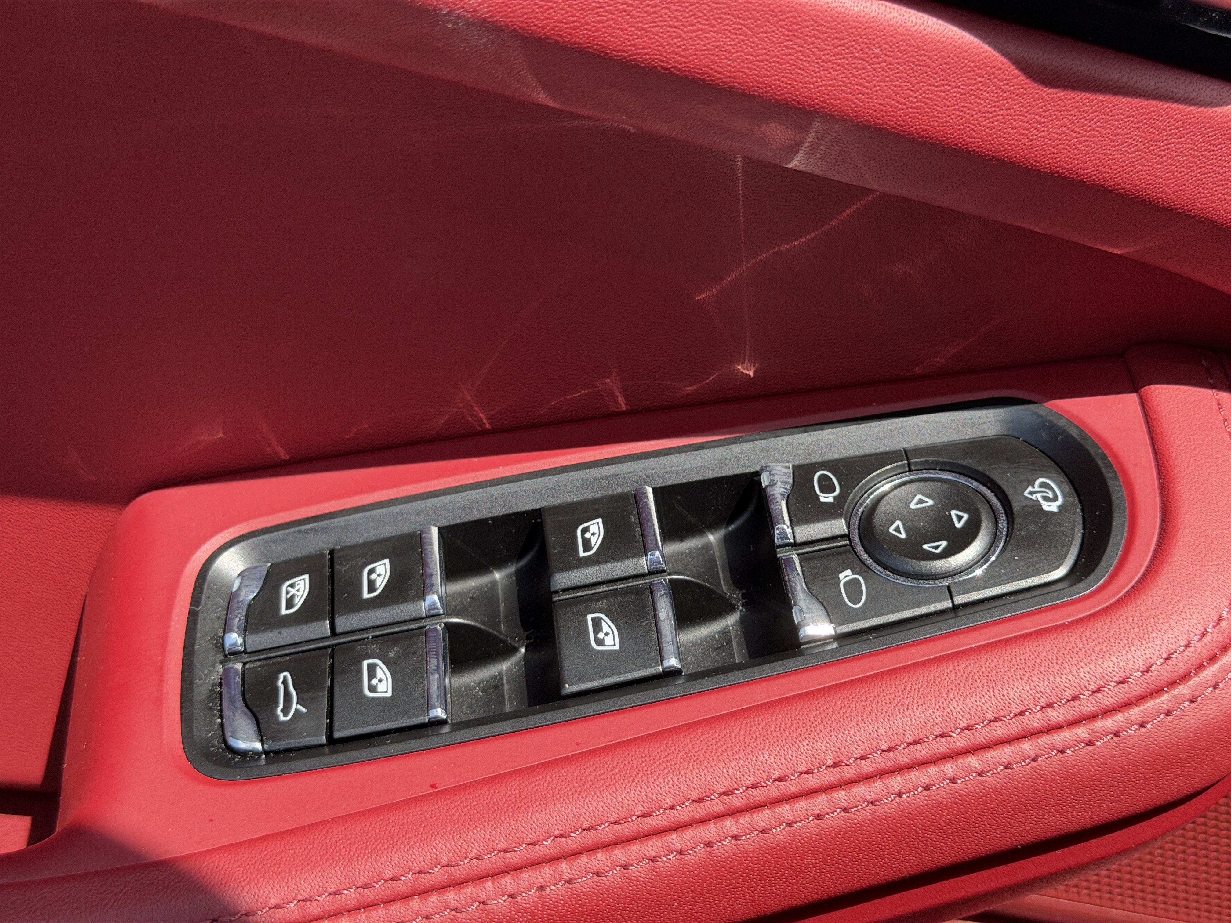 Certified 2025 Porsche Macan image 25