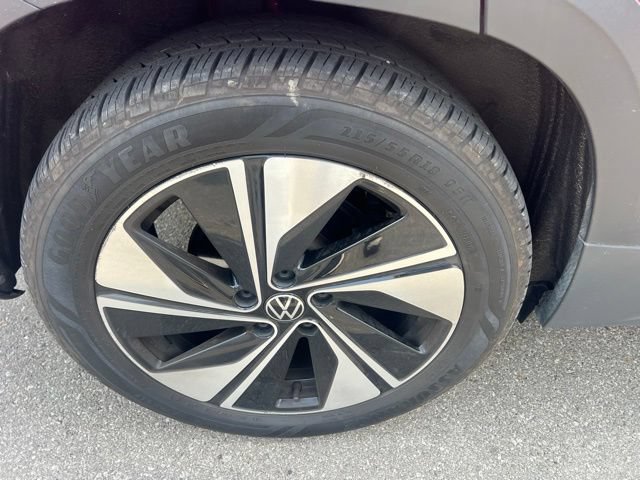 Used 2023 Volkswagen Taos SE w/ Panoramic Sunroof Package AWD/4WD image 4