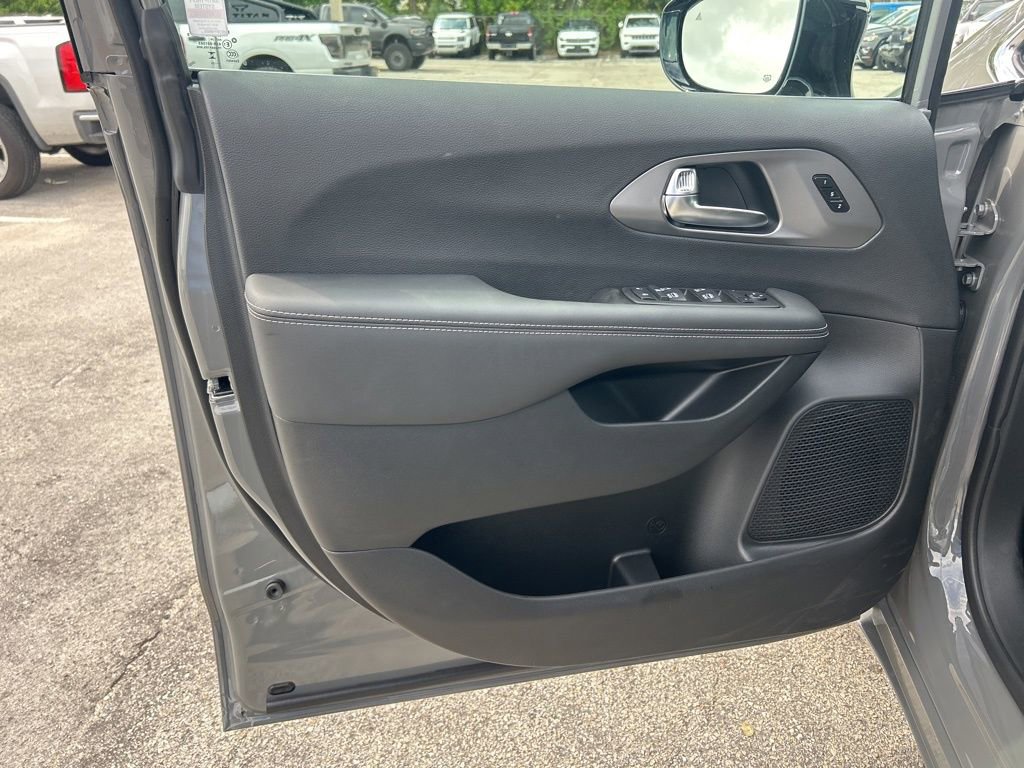 New 2025 Chrysler Pacifica Select image 34