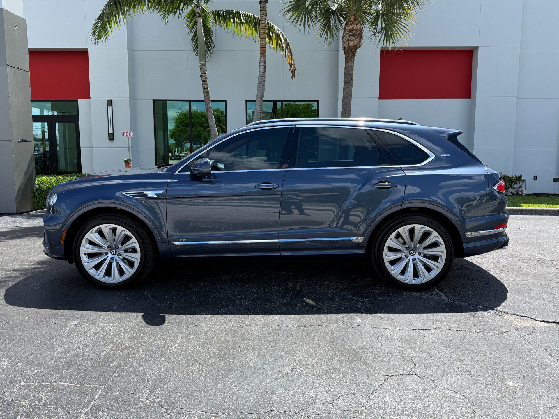 Used 2021 Bentley Bentayga AWD/4WD image 14