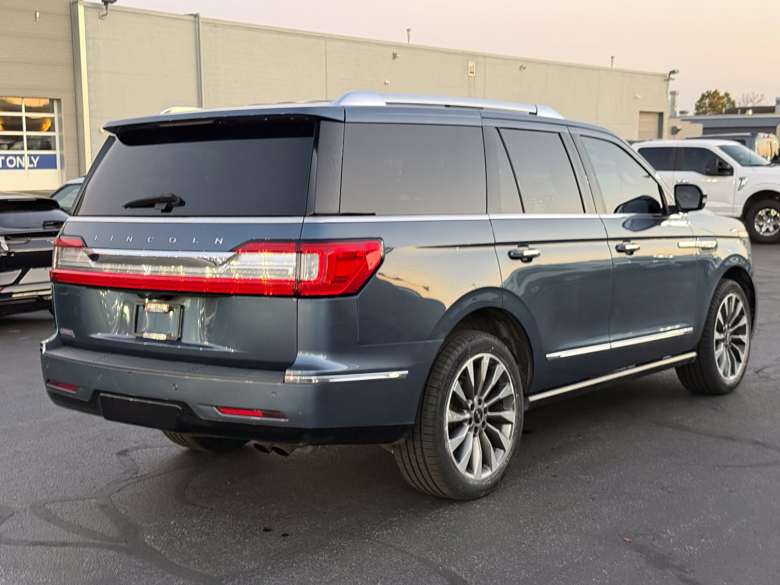 Used 2018 Lincoln Navigator Select RWD image 4
