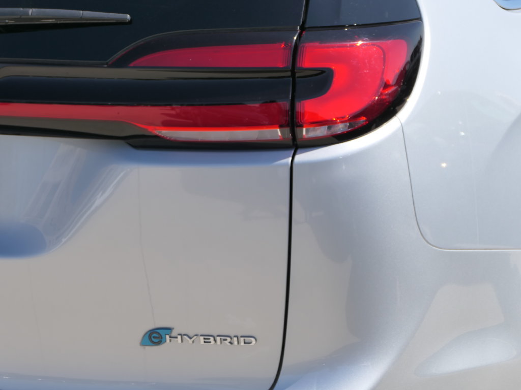 Certified 2023 Chrysler Pacifica Touring-L FWD image 3