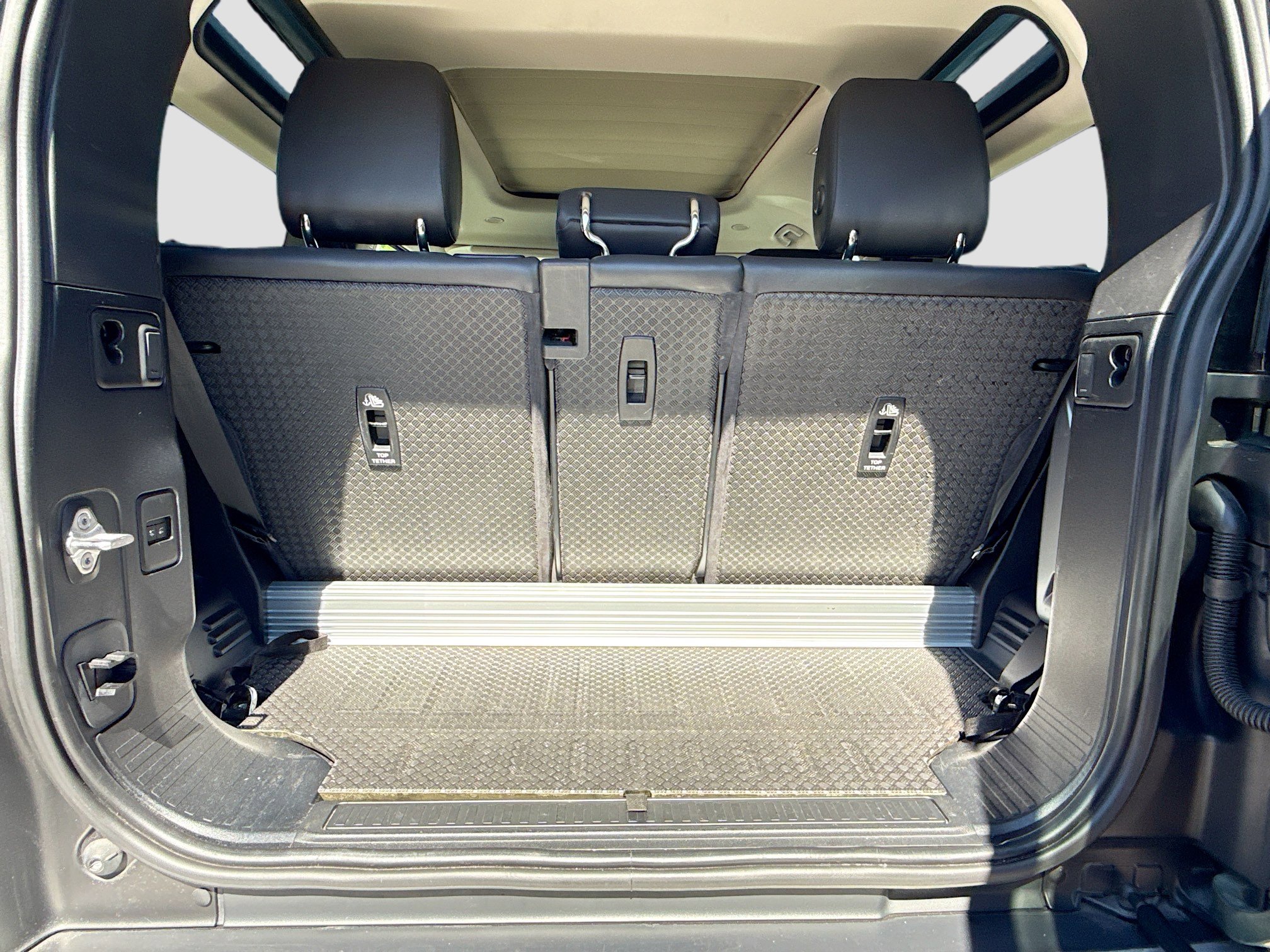 Used 2021 Land Rover Defender 90 First Edition image 11