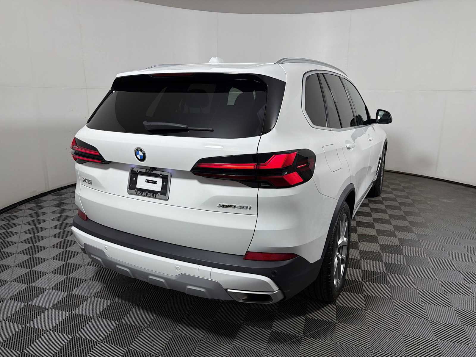 Used 2024 BMW X5 xDrive40i w/ Parking Assistance Package AWD/4WD image 6