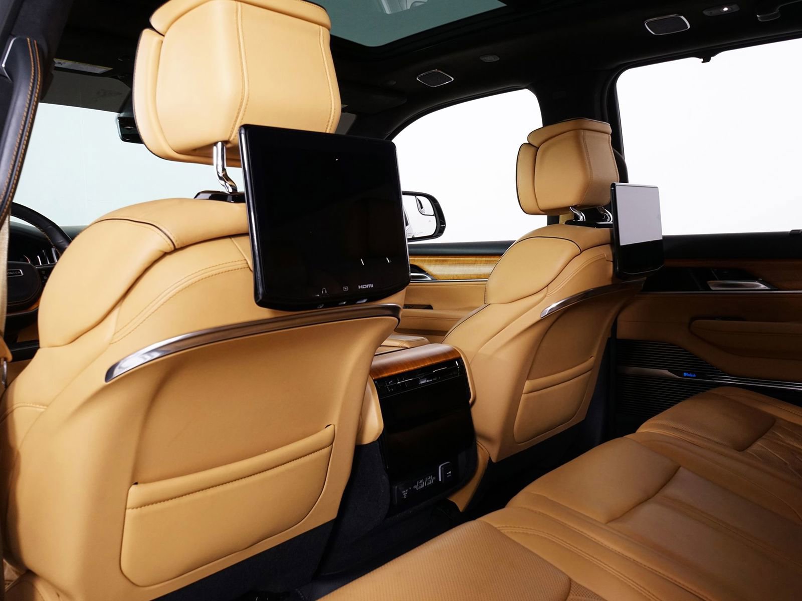 Used 2022 Jeep Grand Wagoneer Series III w/ Rear Seat Video Group 1 image 25