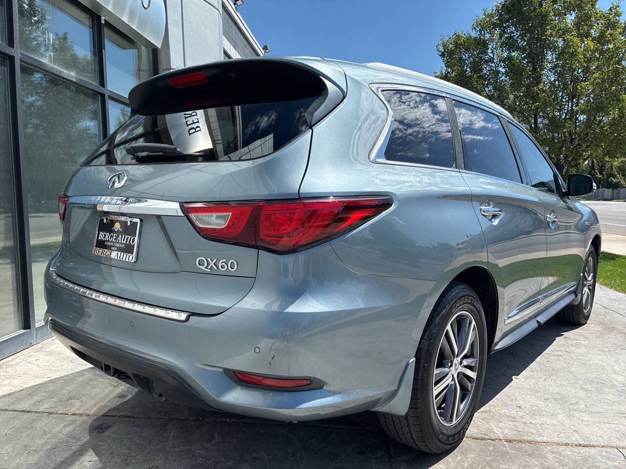 Used 2017 INFINITI QX60 Luxe w/ Premium Plus Package AWD/4WD image 5