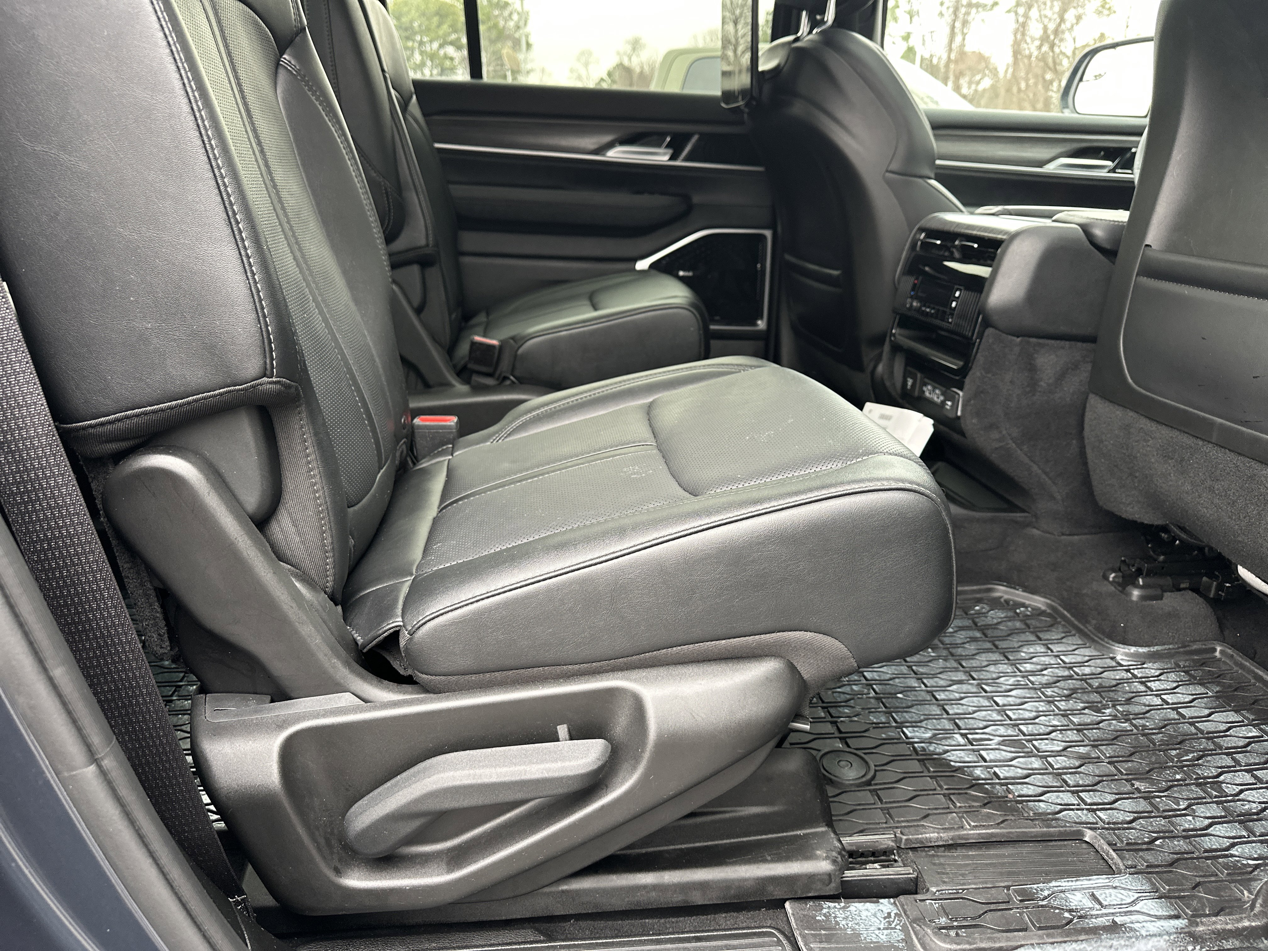 Used 2024 Jeep Wagoneer L Series III w/ Premium Group I image 18