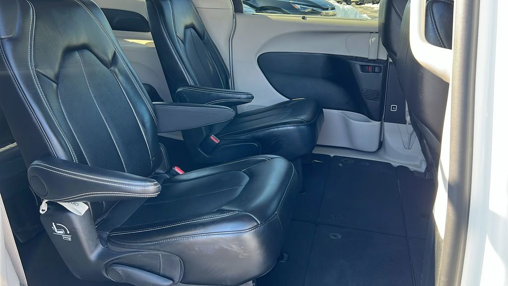 Used 2024 Chrysler Pacifica Touring-L image 13