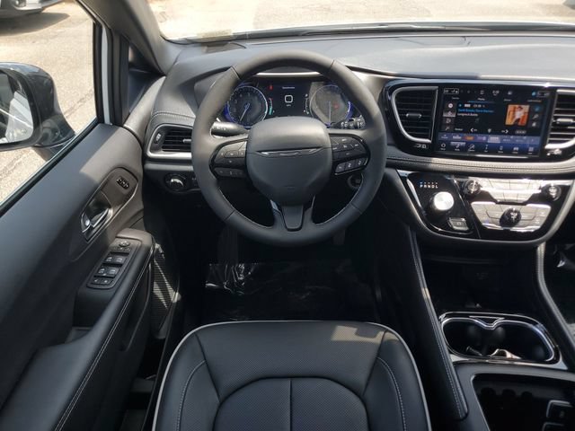 New 2027 Chrysler Pacifica Limited w/ Family Tech Group AWD/4WD image 17