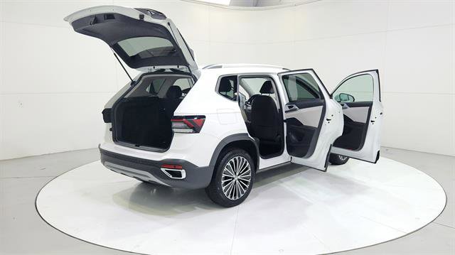 Used 2025 Volkswagen Taos SE image 32