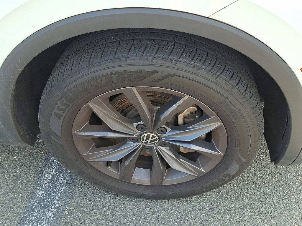 Used 2022 Volkswagen Tiguan SE w/ Panoramic Sunroof Package image 9