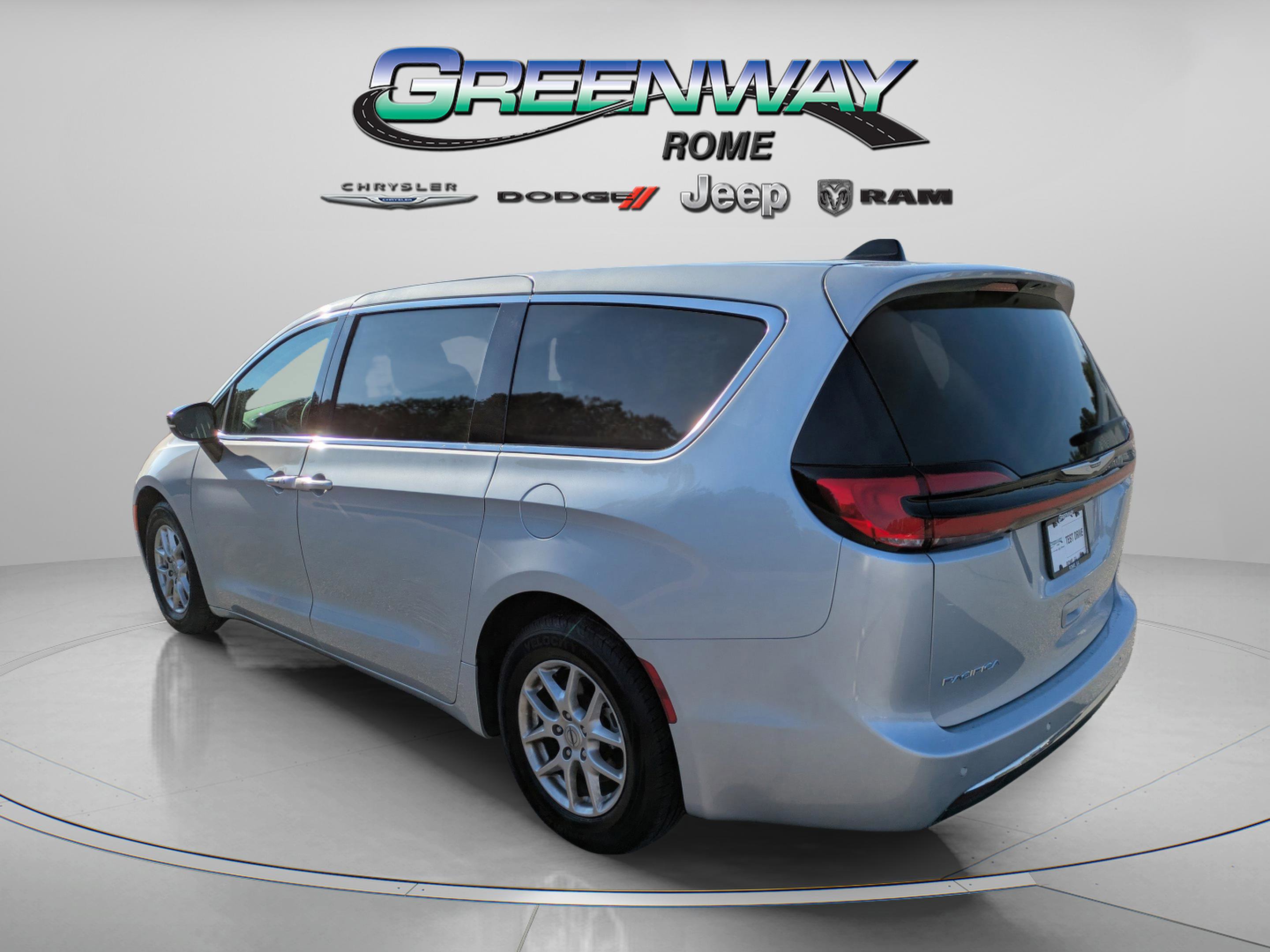 Used 2024 Chrysler Pacifica Touring-L FWD image 5