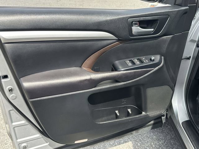 Used 2017 Toyota Highlander XLE AWD/4WD image 12
