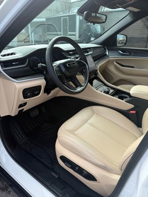 Used 2024 Jeep Grand Cherokee Limited image 13