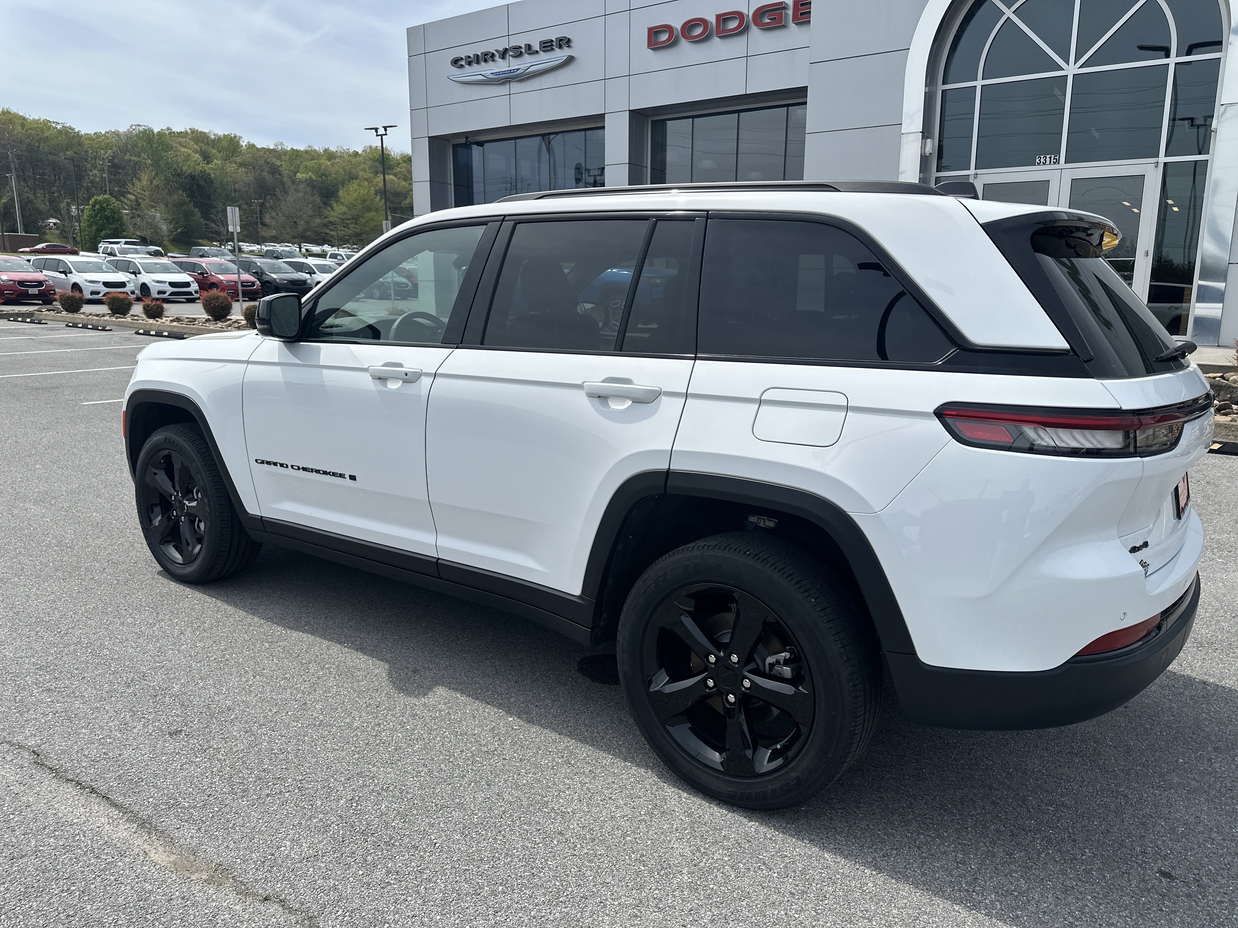 Used 2023 Jeep Grand Cherokee Altitude AWD/4WD image 11