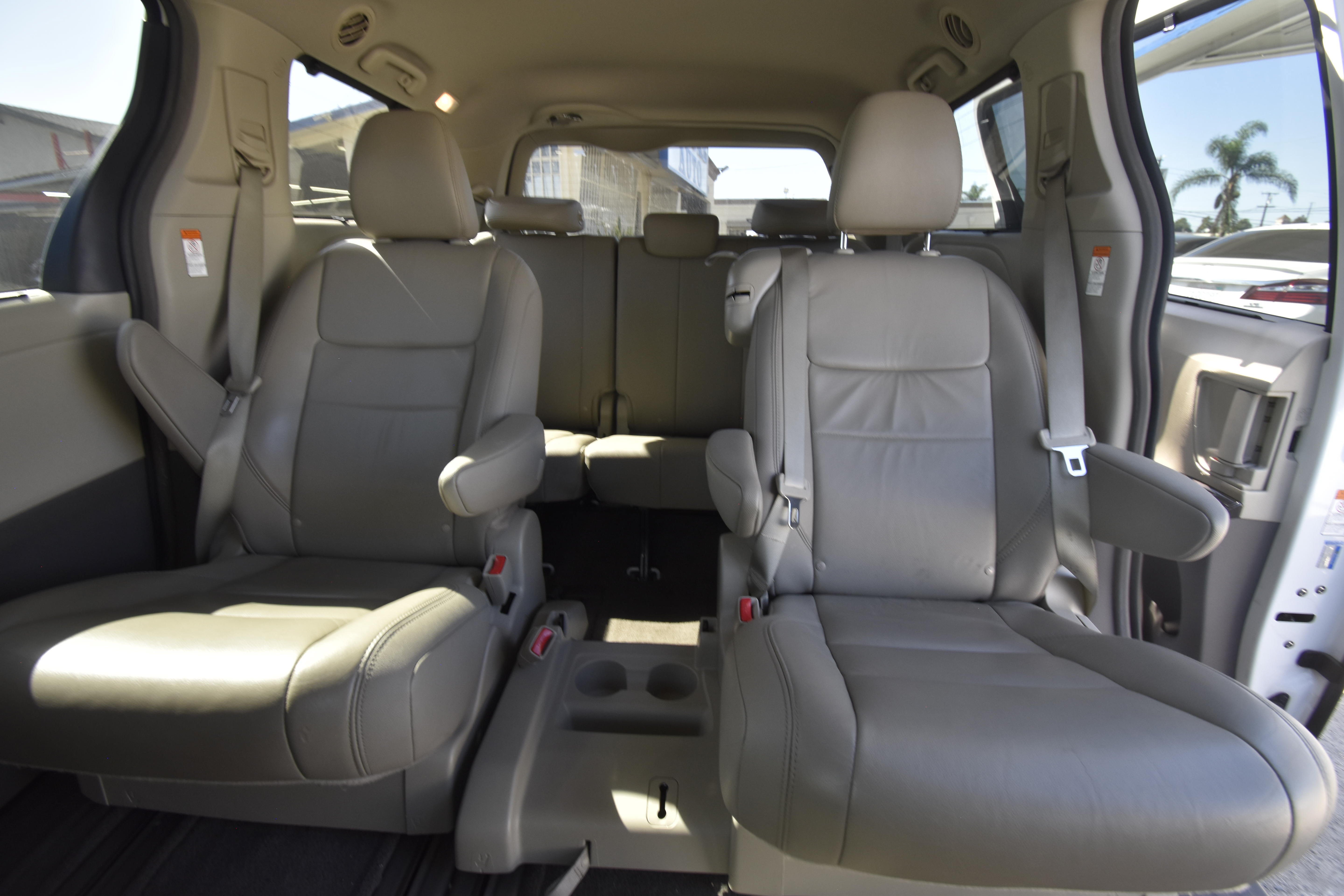 Used 2018 Toyota Sienna XLE w/ XLE Navigation Package FWD image 15