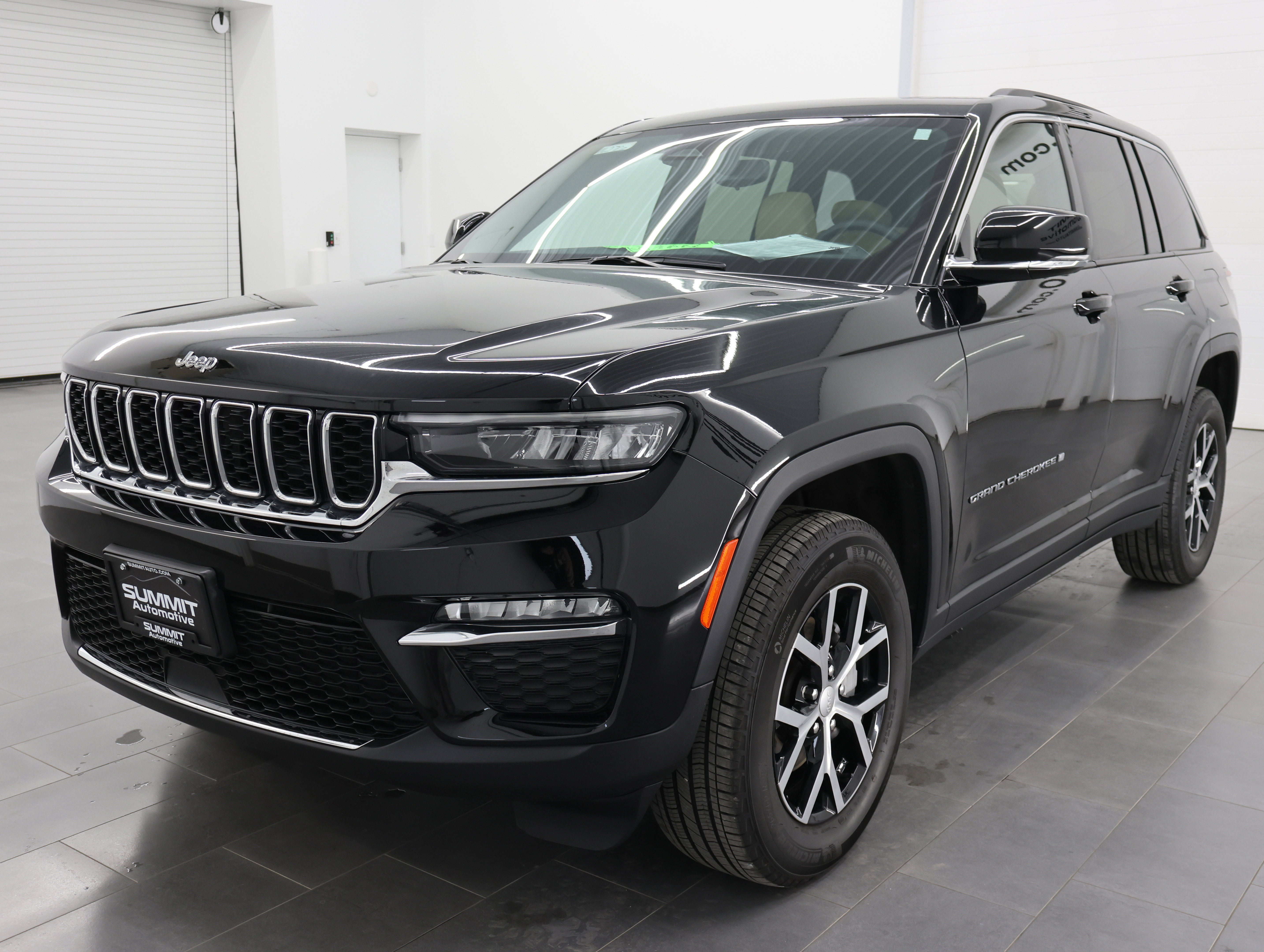 Used 2023 Jeep Grand Cherokee Limited image 6