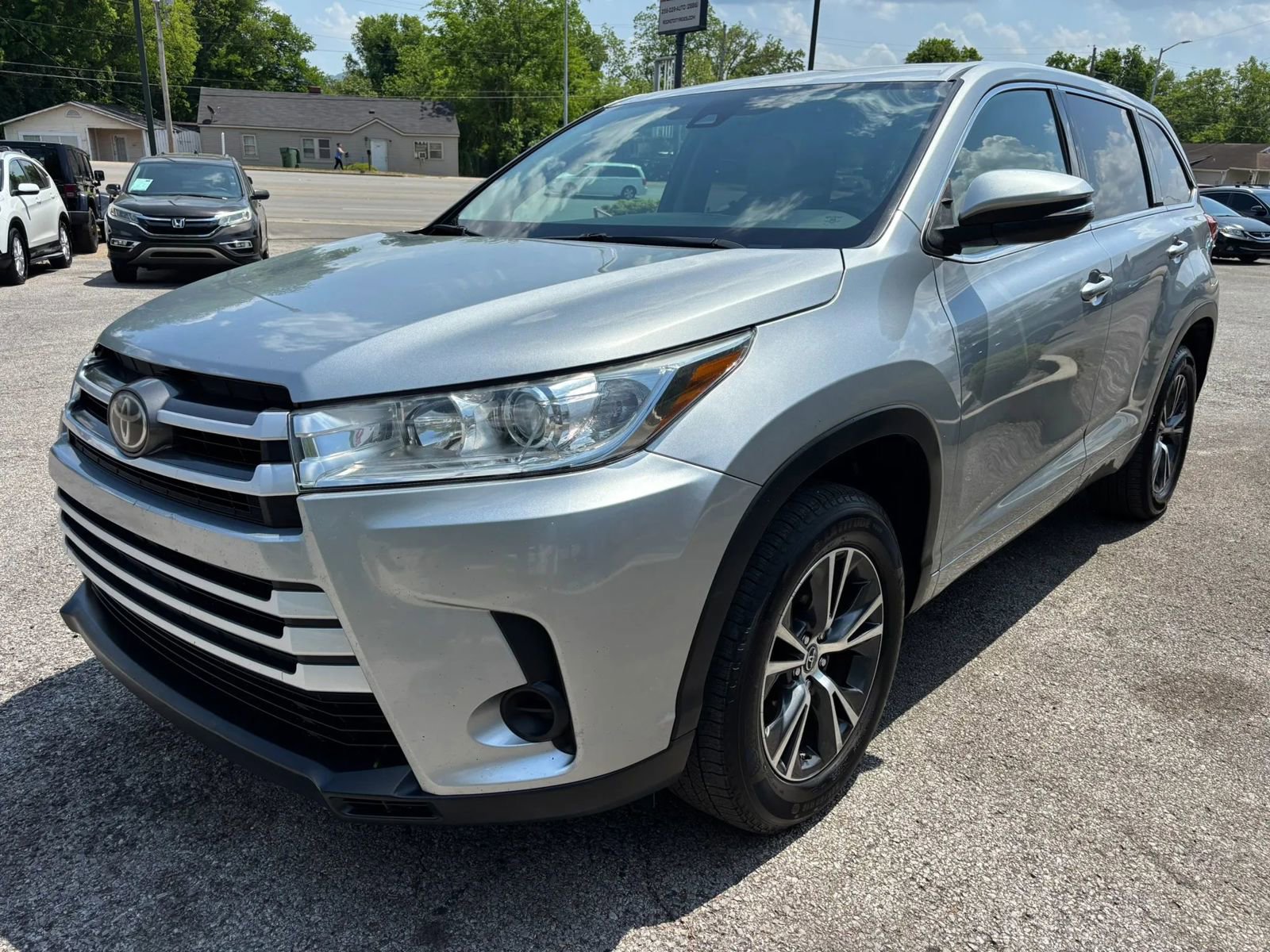 Used 2017 Toyota Highlander LE w/ Carpet Mat Package FWD image 9