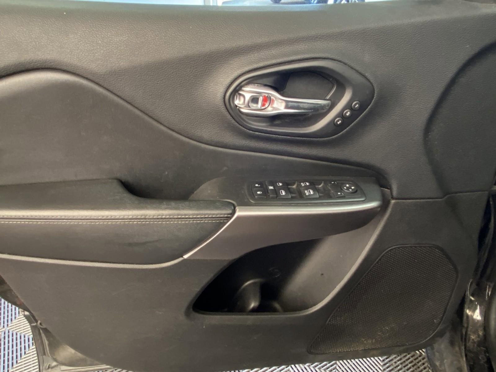 Used 2019 Jeep Cherokee Limited image 20