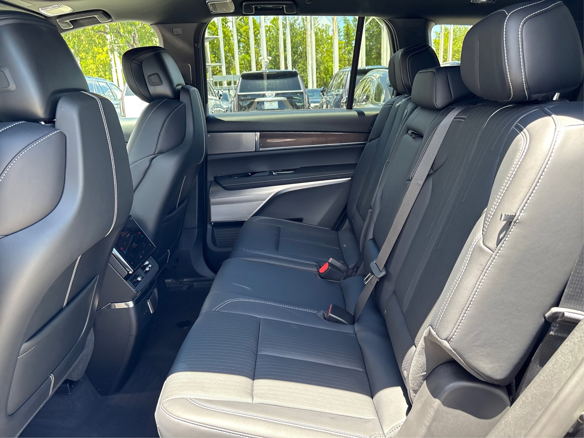 New 2027 Cadillac Vistiq Luxury AWD/4WD image 10