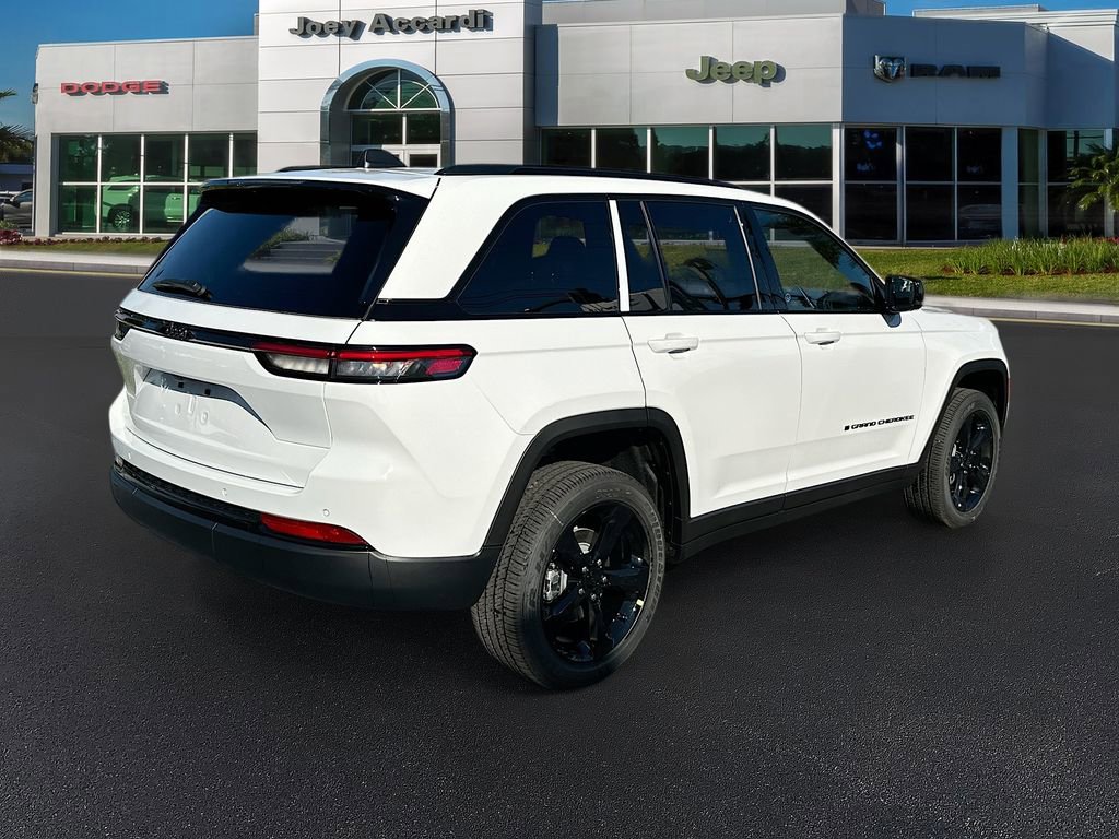 Used 2025 Jeep Grand Cherokee Laredo RWD image 8