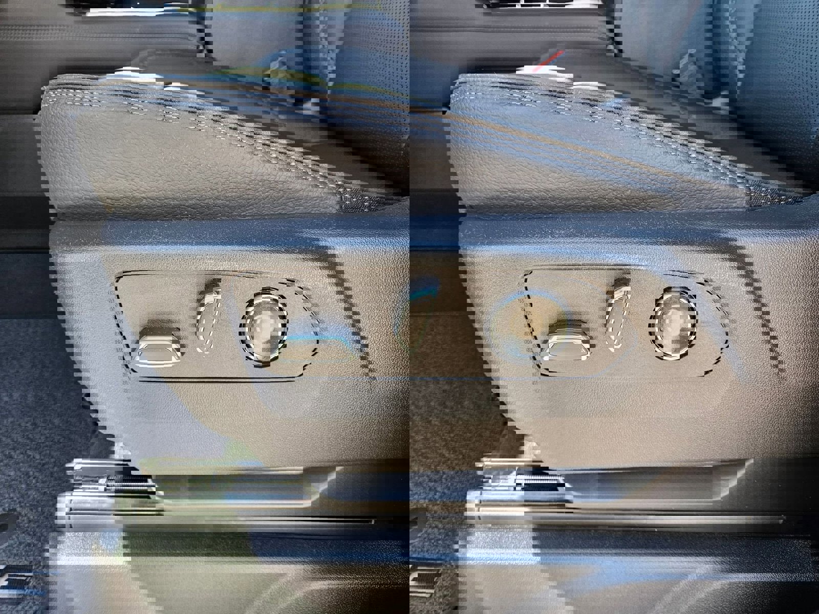 New 2026 GMC Yukon XL Denali w/ Sun & Power Step Package image 24