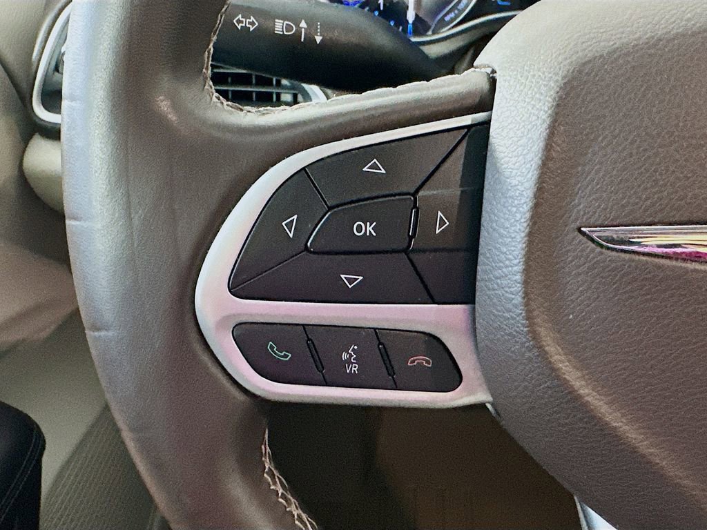 Used 2017 Chrysler Pacifica Touring-L FWD image 24