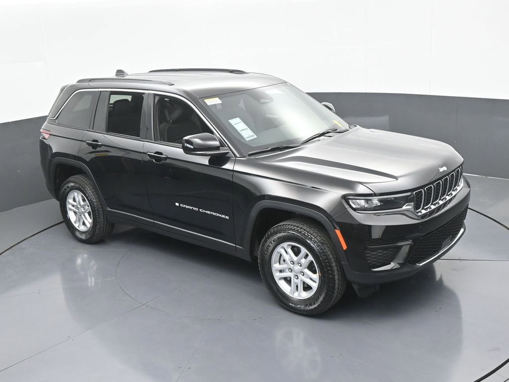 Used 2025 Jeep Grand Cherokee Laredo AWD/4WD image 47