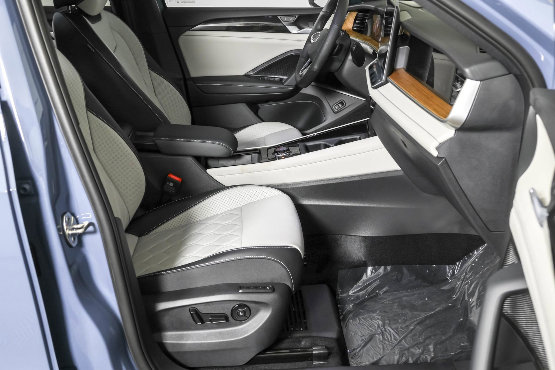 New 2026 Volkswagen Tiguan SEL R-Line AWD/4WD image 45